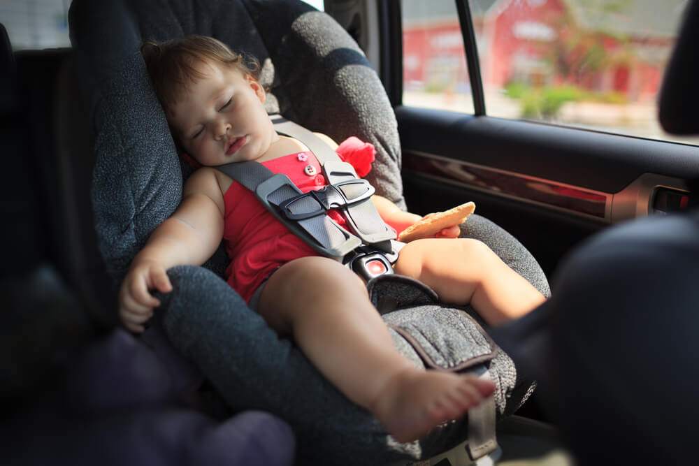 Cadeirinha de carro para bebês e crianças: veja as regras!